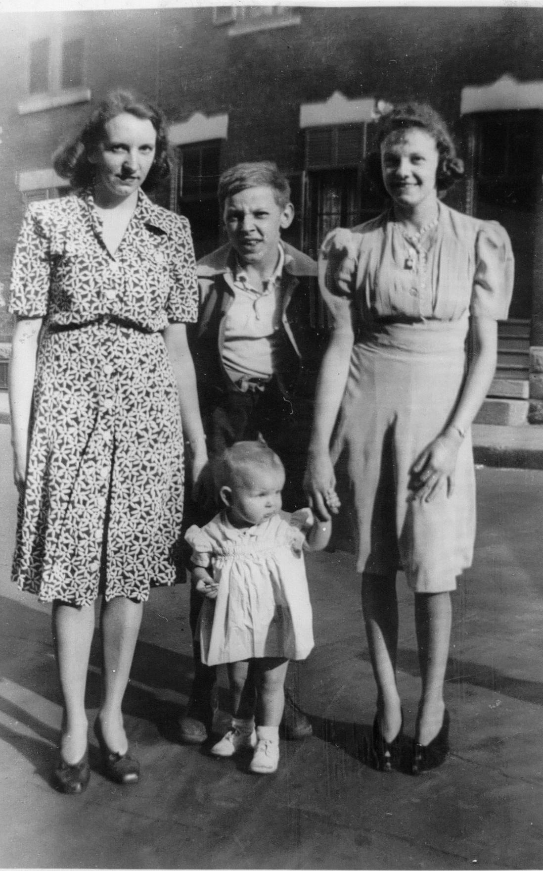 Gladys Ron Anne & niece Carol Scott 1941